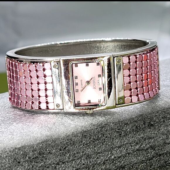 VTG STUDIO Wide Cuff Clamper Pink Metalic Mesh Silvertone Watch Bracelet - Picture 1 of 5